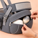 Mão abrindo o bolso com zíper do Anco, com mamadeira e fralda dentro