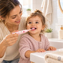 Mãe ajudando a criança a escovar os dentes com a Brilu rosa