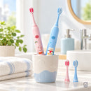 Brilu rosa e azul em um copo na bancada do banheiro