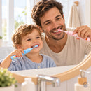 Pai e criança escovando os dentes juntos no espelho