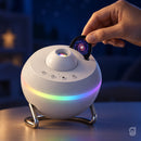 Mão encaixando um disco no Estrelario