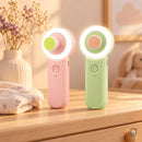 Lumio rosa e verde na cômoda do quarto do bebê