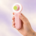 Lumio rosa na mão de um adulto, mostrando o tamanho