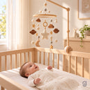 Bebê no saco de dormir olhando o Nuvelo no berço
