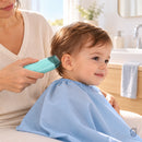 Mãe cortando o cabelo da criança com a Plumi no banheiro