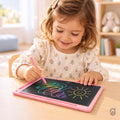 Menina desenhando na Riscalu rosa sobre a mesa