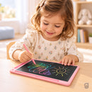 Menina desenhando na Riscalu rosa sobre a mesa