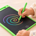 Mão da criança desenhando uma espiral colorida na Riscalu verde