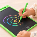 Mão da criança desenhando uma espiral colorida na Riscalu verde