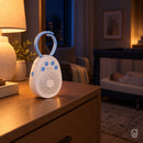Sonelo na cômoda de um quarto de hotel à noite