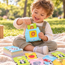 Criança brincando com o Tatibi azul no parque
